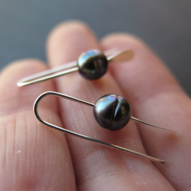 small black peacock pearl earrings. freshwater pearl drop earrings. modern pearl jewelry. splurge.