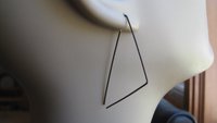 triangle earrings in niobium. hammered silver hoops. hypoallergenic jewelry. nickel free hoop earrings.