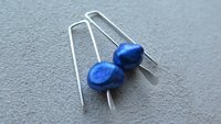royal blue pearl drop earrings. blue freshwater pearl jewelry. simple pearl jewellery. 7mm pearls. made in Canada