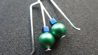 modern emerald green pearl earrings in sterling silver. blue cube hematite earrings. crystal pearl jewelry. 1 1/4" pearl drop earrings.