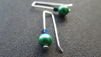 modern emerald green pearl earrings in sterling silver. blue cube hematite earrings. crystal pearl jewelry. 1 1/4" pearl drop earrings.