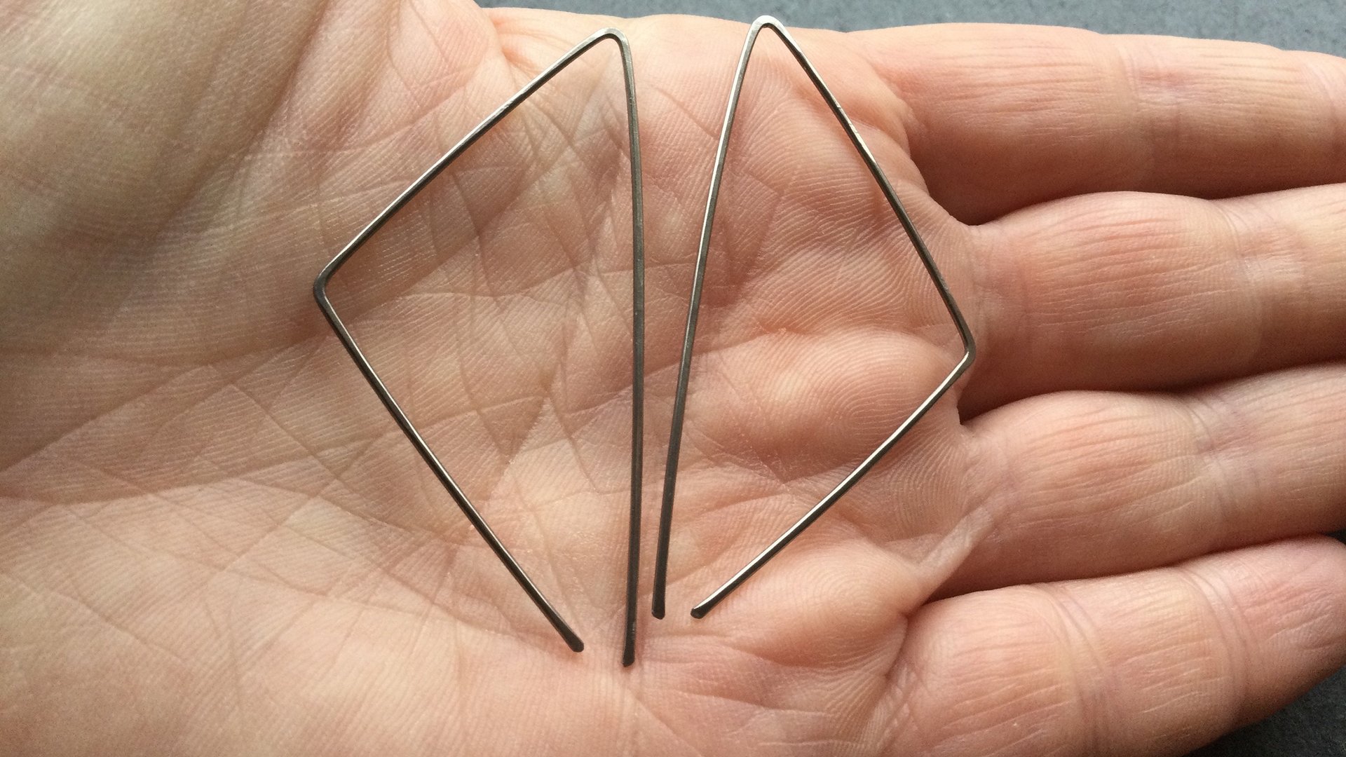 triangle earrings in niobium. hammered silver hoops. hypoallergenic jewelry. nickel free hoop earrings.