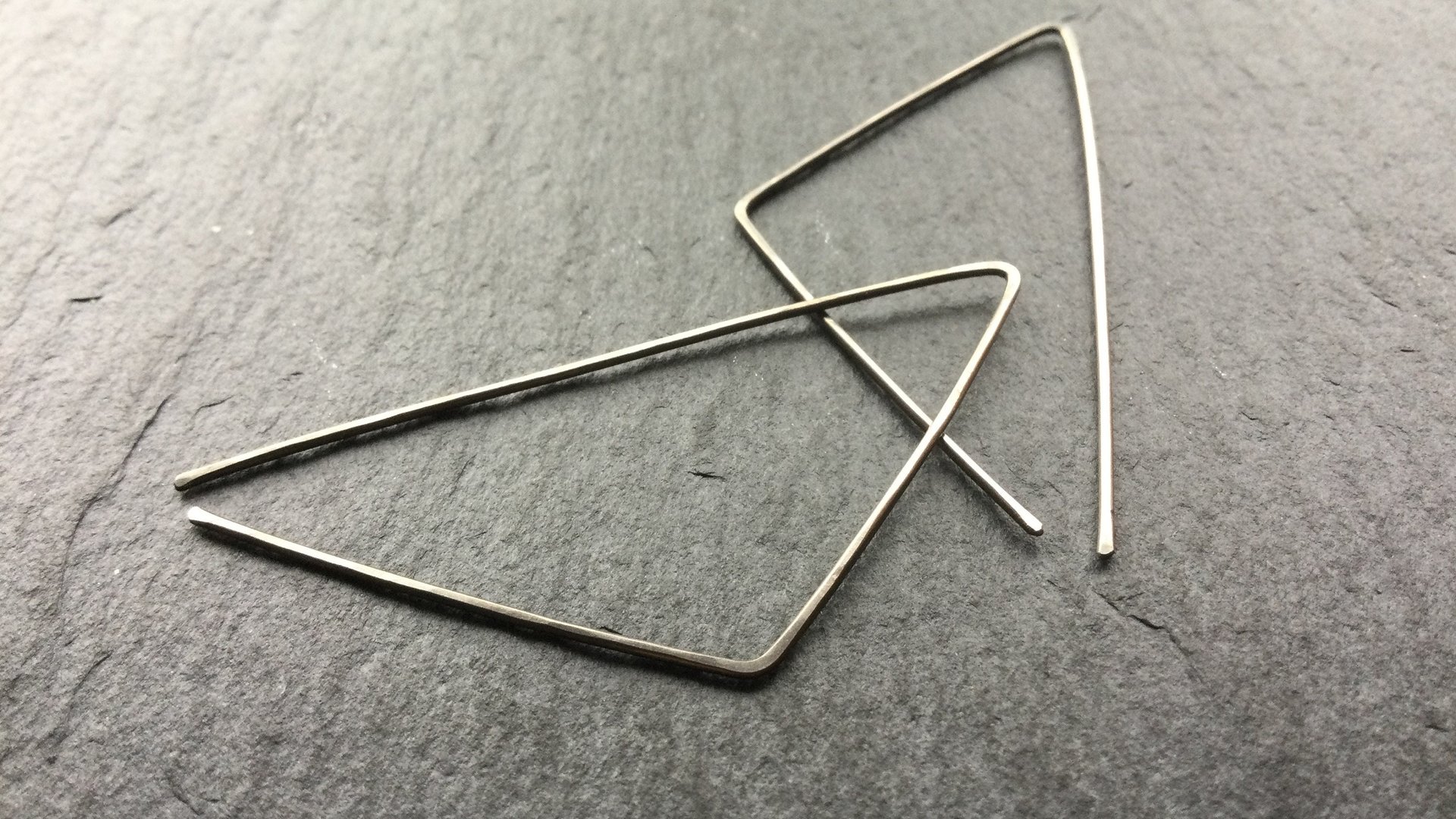 triangle earrings in niobium. hammered silver hoops. hypoallergenic jewelry. nickel free hoop earrings.