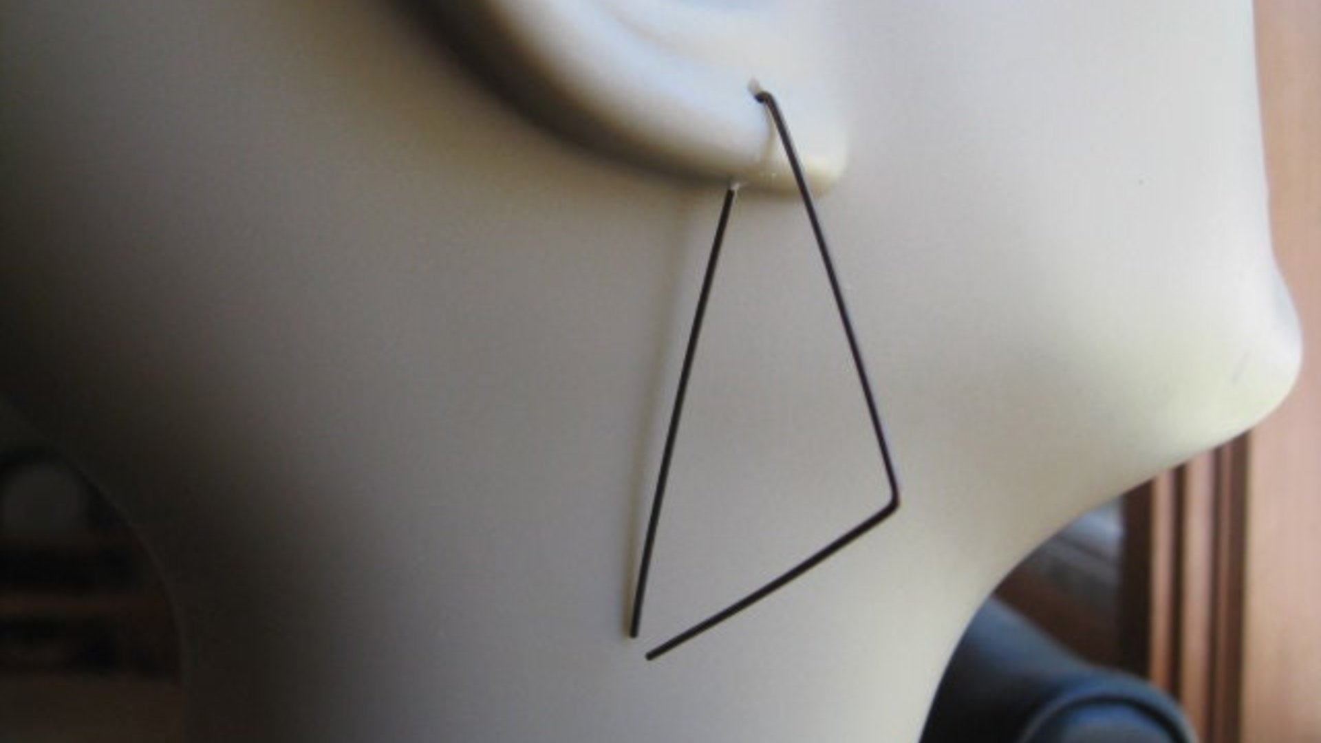 triangle earrings in niobium. hammered silver hoops. hypoallergenic jewelry. nickel free hoop earrings.