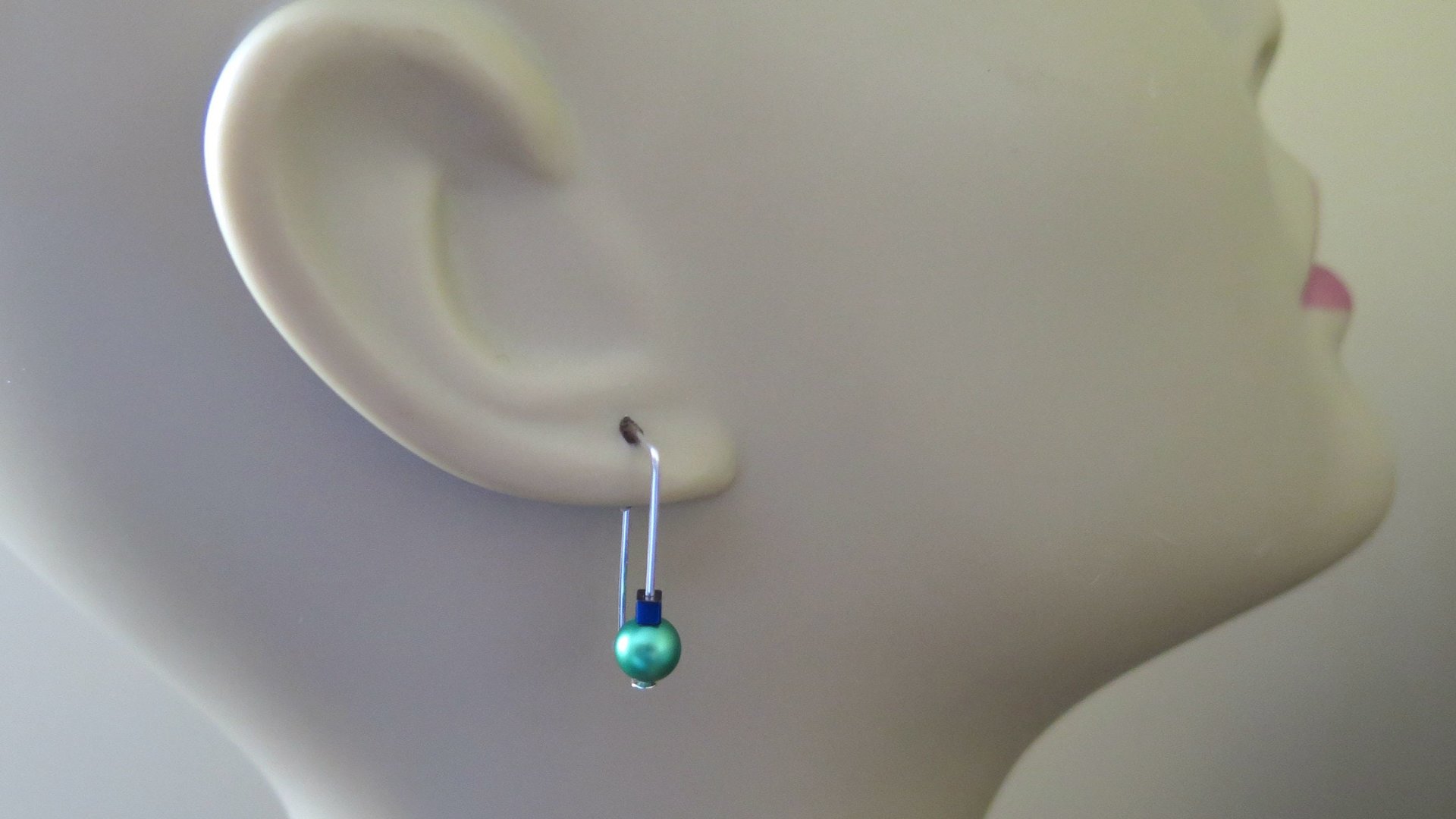 modern emerald green pearl earrings in sterling silver. blue cube hematite earrings. crystal pearl jewelry. 1 1/4" pearl drop earrings.