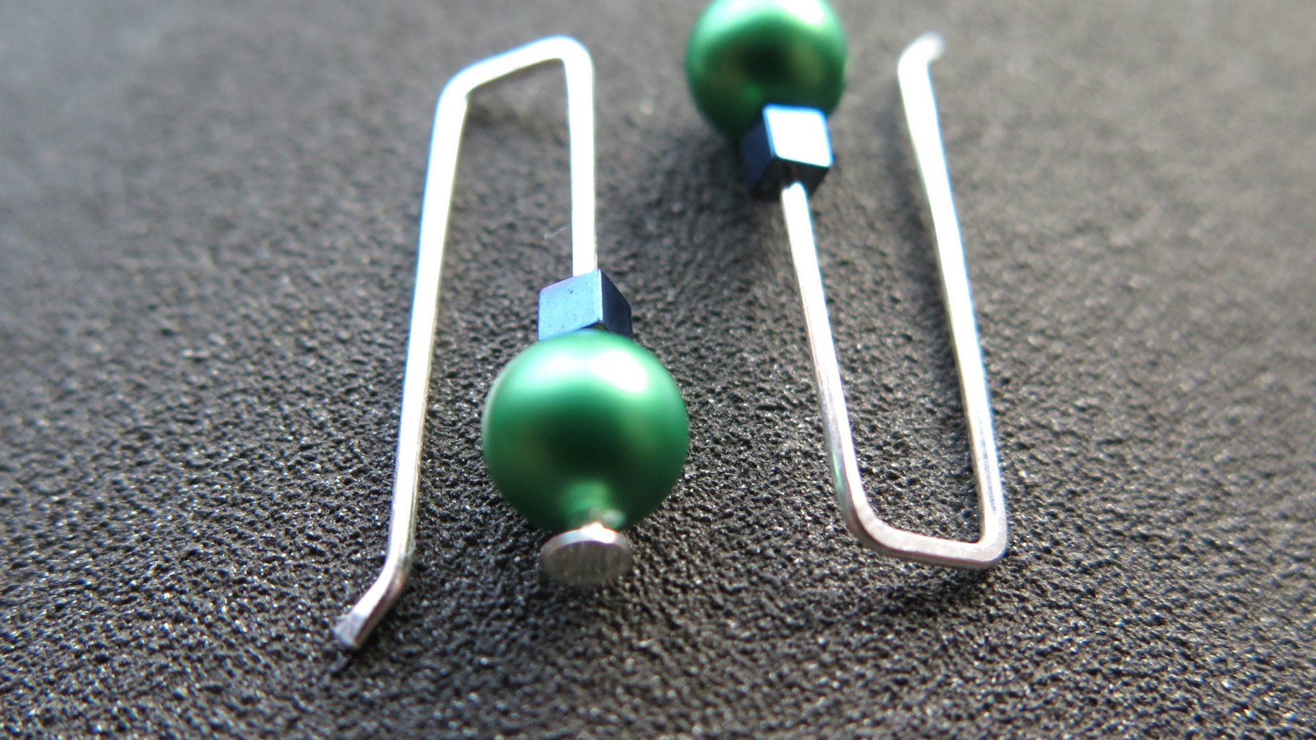 modern emerald green pearl earrings in sterling silver. blue cube hematite earrings. crystal pearl jewelry. 1 1/4" pearl drop earrings.