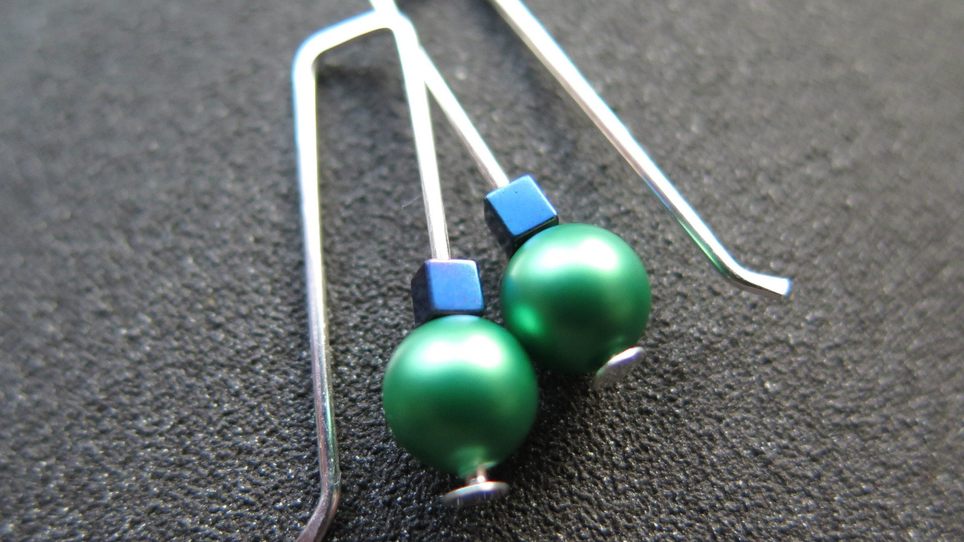 modern emerald green pearl earrings in sterling silver. blue cube hematite earrings. crystal pearl jewelry. 1 1/4" pearl drop earrings.