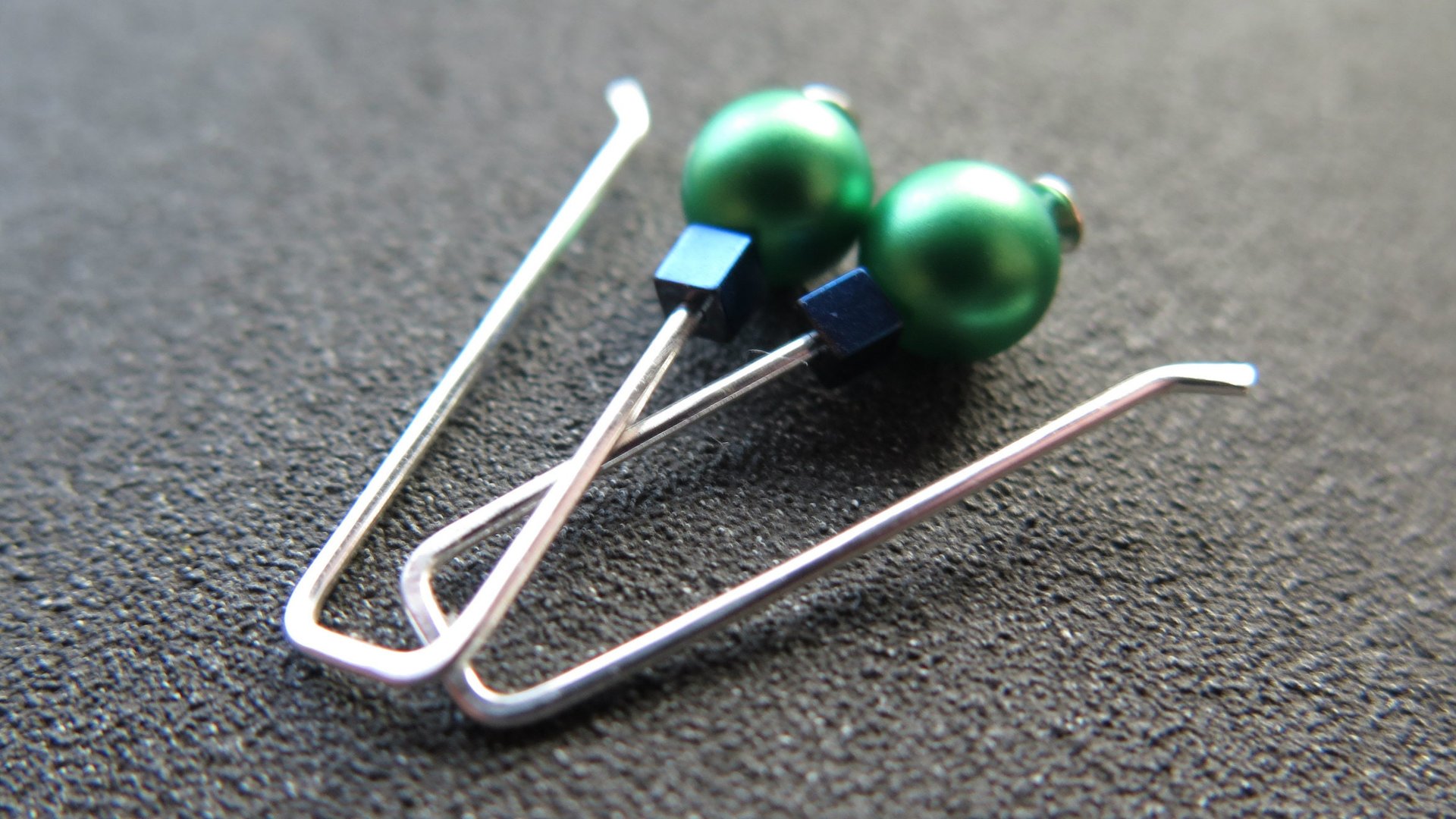 modern emerald green pearl earrings in sterling silver. blue cube hematite earrings. crystal pearl jewelry. 1 1/4" pearl drop earrings.