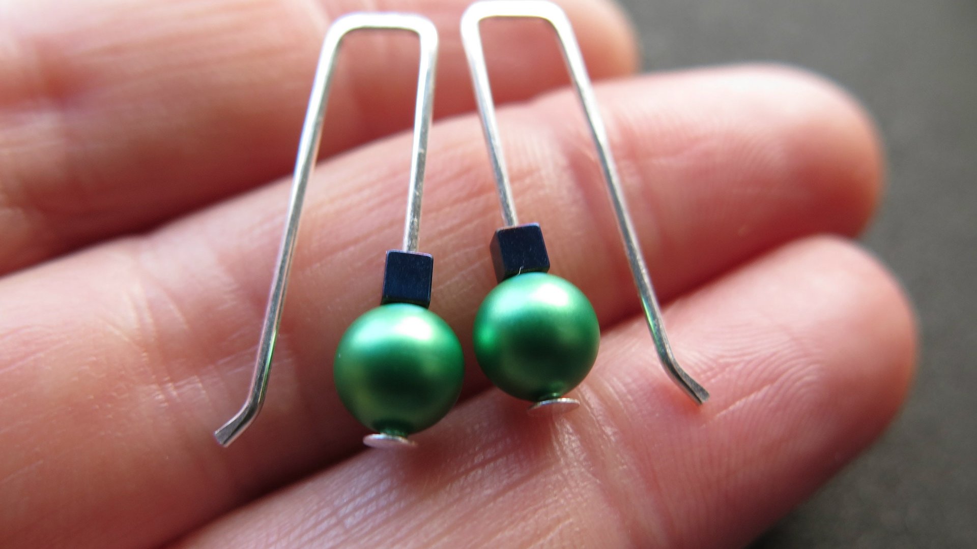 modern emerald green pearl earrings in sterling silver. blue cube hematite earrings. crystal pearl jewelry. 1 1/4" pearl drop earrings.