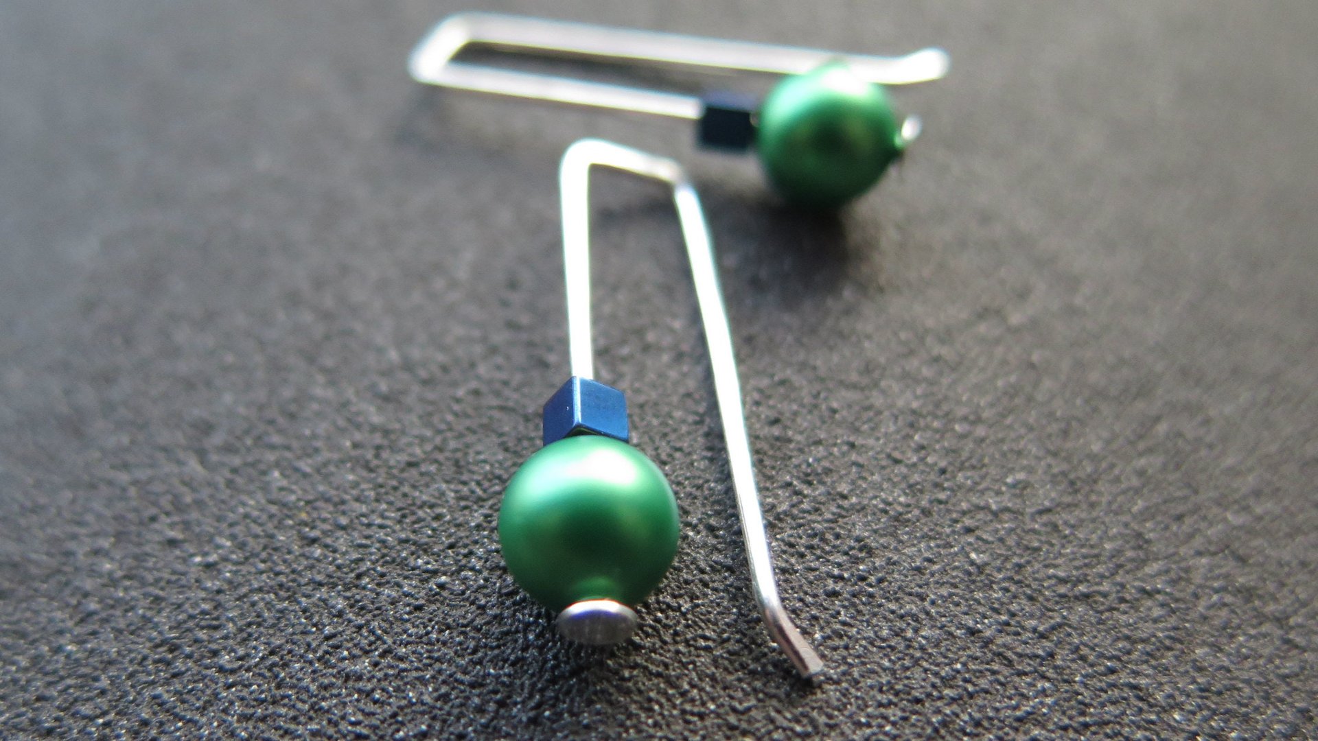 modern emerald green pearl earrings in sterling silver. blue cube hematite earrings. crystal pearl jewelry. 1 1/4" pearl drop earrings.