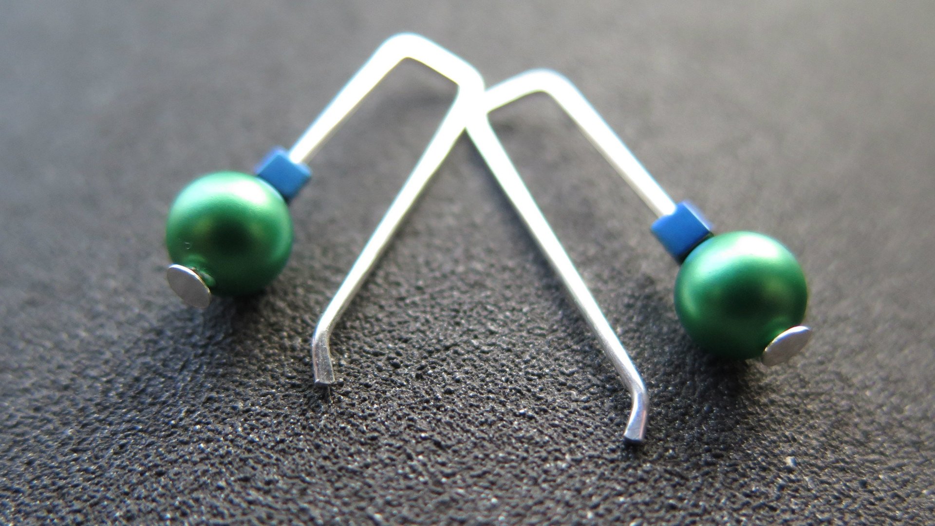 modern emerald green pearl earrings in sterling silver. blue cube hematite earrings. crystal pearl jewelry. 1 1/4" pearl drop earrings.