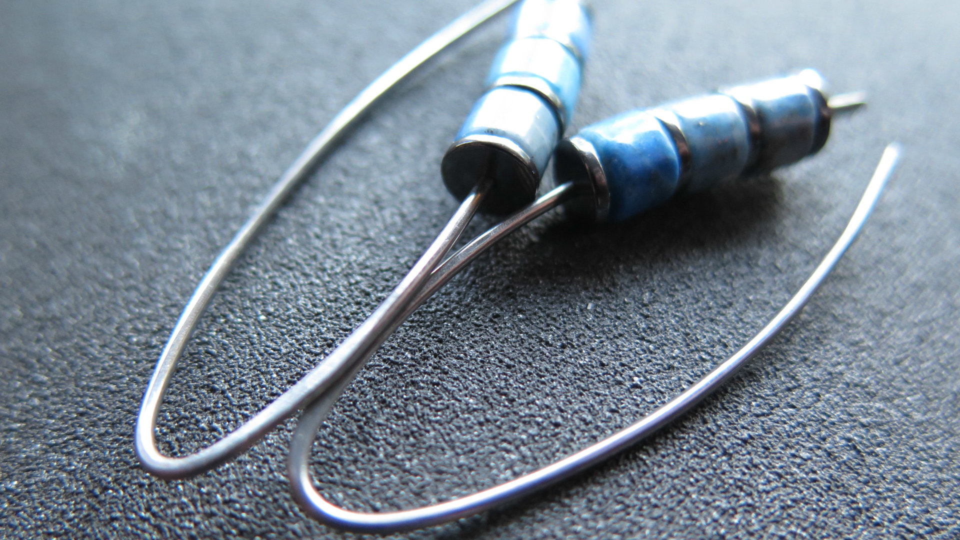 light blue lapis lazuli earrings with hematite. hypoallergenic niobium for sensitive ears. lapis lazuli jewellery.