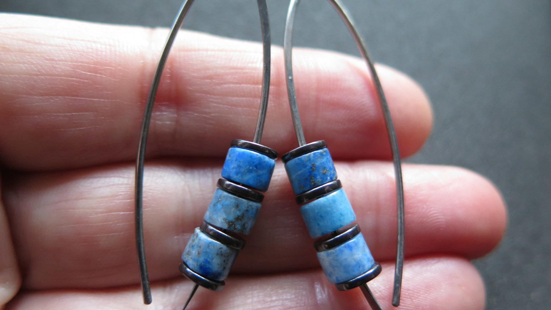 light blue lapis lazuli earrings with hematite. hypoallergenic niobium for sensitive ears. lapis lazuli jewellery.
