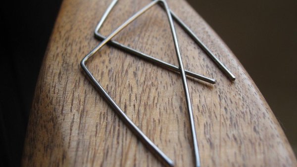 triangle earrings in niobium. hammered silver hoops. hypoallergenic jewelry. nickel free hoop earrings.