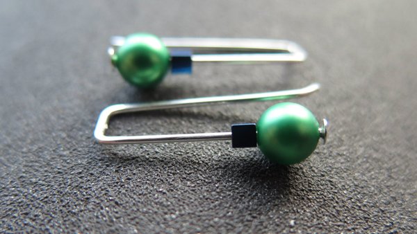 modern emerald green pearl earrings in sterling silver. blue cube hematite earrings. crystal pearl jewelry. 1 1/4" pearl drop earrings.
